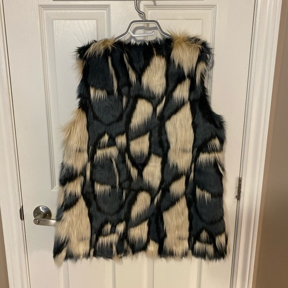 NWT colour block faux fur vest - Picture 3 of 5